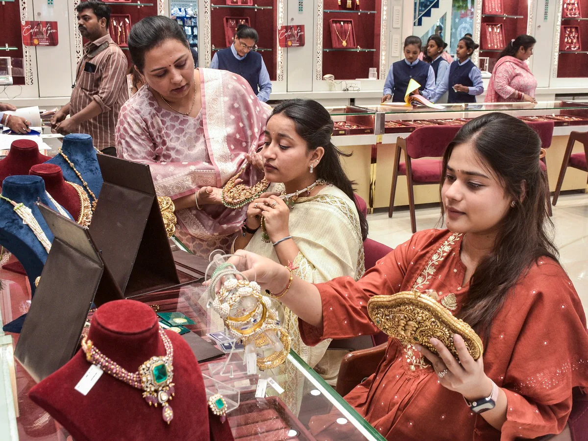 सोना-चांदी के दाम में लगी आग! चांदी 11,600 रुपये से ज्यादा उछली, 1.50 लाख के पार हुआ सोना