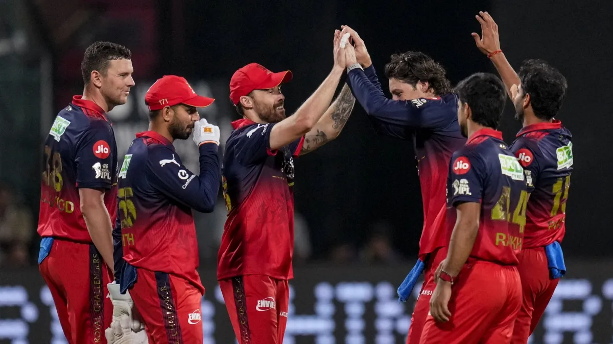 IPL 2026: प्लेऑफ से पहले RCB की खुली लॉटरी, बेंगलुरु की टीम में लौटा दुनिया का सबसे खतरनाक बल्लेबाज