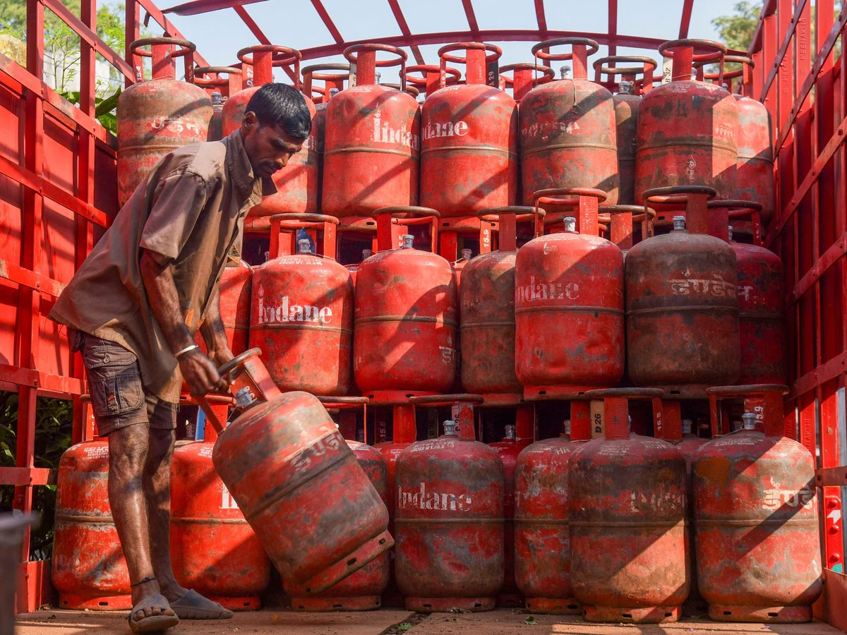 गैस सिलेंडर उपभोक्ताओं को बड़ा झटका? भारत में गहराया भारी LPG संकट, आयात आधा होने से क्या फिर बढ़ेंगे सिलेंडर के दाम