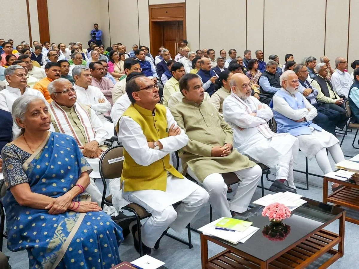 मोदी सरकार के मंत्रालयों का फाइनल 'रिपोर्ट कार्ड' जारी! जानिए किस मंत्रालय ने मारी बाजी और पीएम मोदी ने वीआईपी कल्चर पर क्यों कसी नकेल