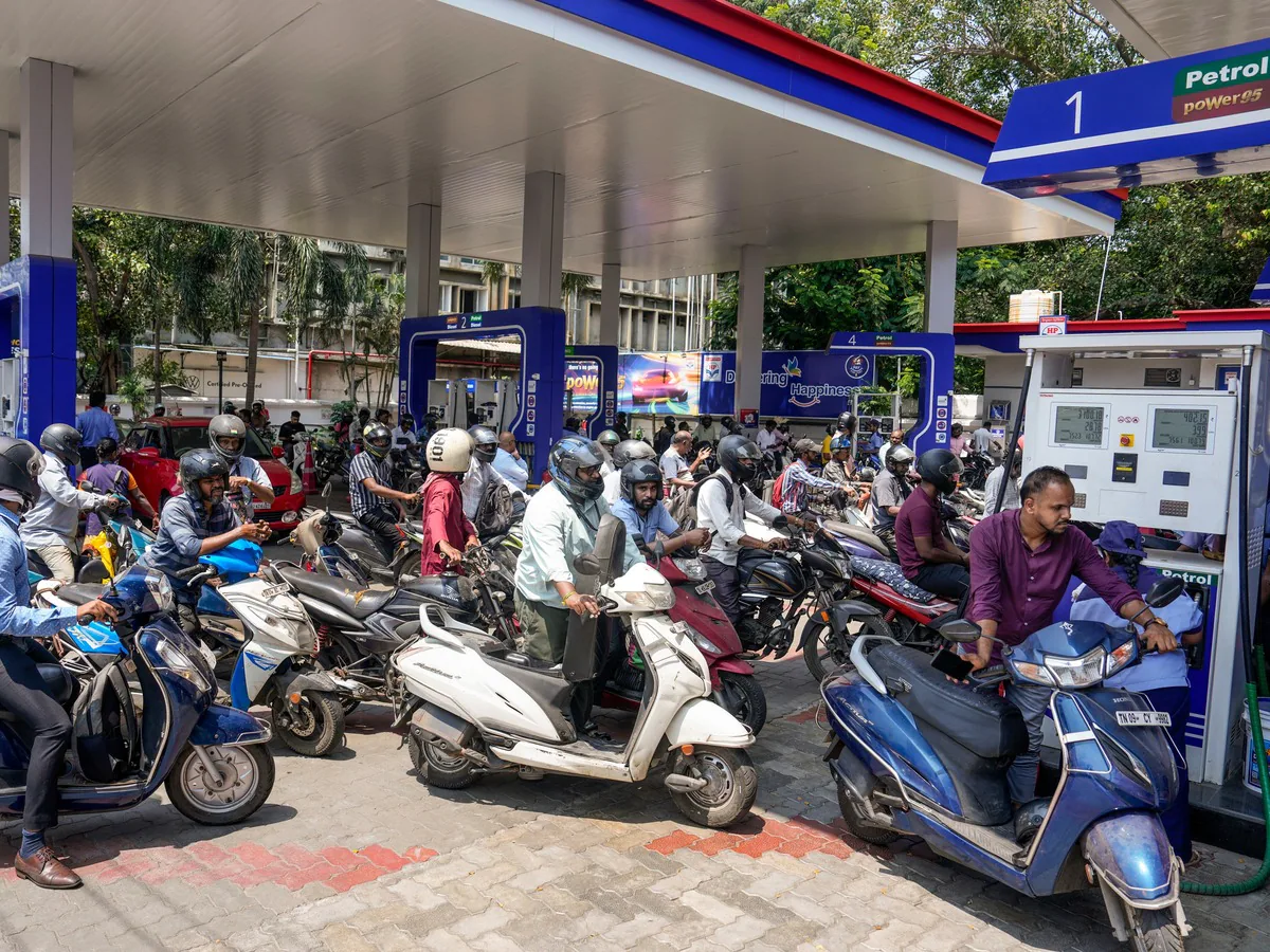 Petrol Diesel Price: जनता की जेब पर एक और वार! फिर बढ़े पेट्रोल-डीजल के दाम, जानें क्यों हर राज्य में अलग हैं रेट और सरकार ने क्या दी सफाई