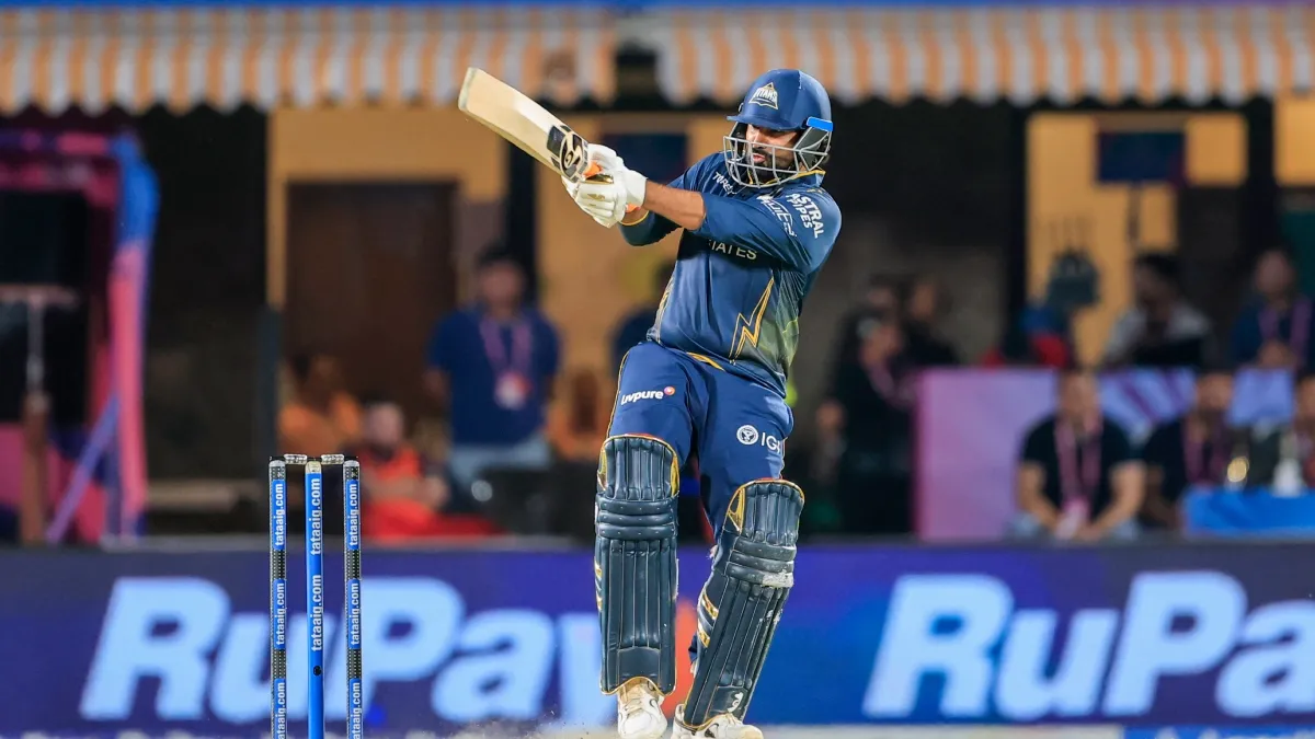 RCB vs GT: गुजरात की शर्मनाक हार में चमका यह धाकड़ बल्लेबाज, एमएस धोनी का 13 साल पुराना 'महा-रिकॉर्ड' किया ध्वस्त