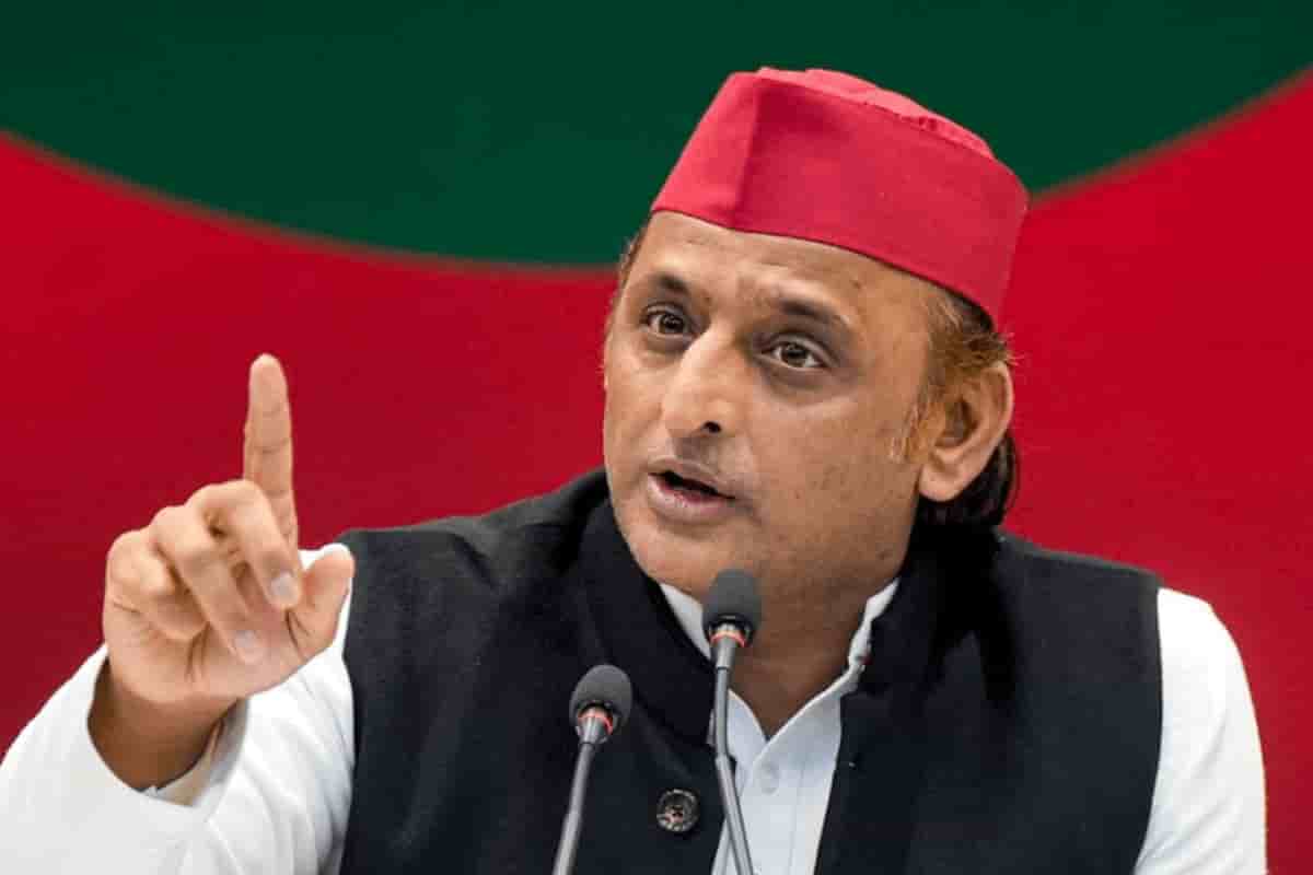 यूपी की राजनीति में भयंकर भूचाल, अखिलेश यादव का दावा- चुनाव से पहले कटेंगे बीजेपी के 225 विधायकों के टिकट