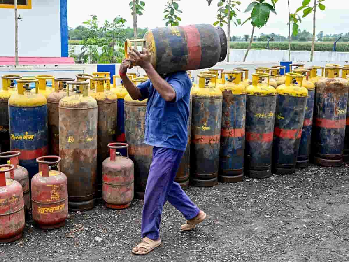 दिल्ली में 19 किलो वाले कमर्शियल सिलेंडर के दाम में क्यों है ₹150 तक का अंतर? जानें क्या आज बढ़ गए रेट