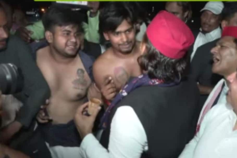 अखिलेश के सामने शर्ट खोलकर खड़ा हो गया युवक, सीने पर छपा था कुछ ऐसा कि सपा चीफ भी रह गए हैरान