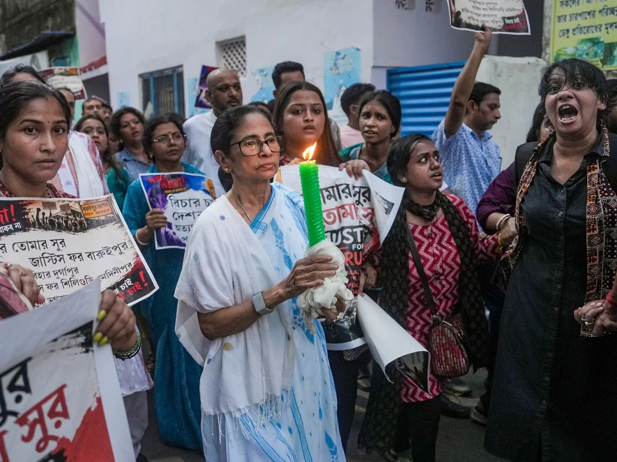 ममता बनर्जी का आक्रामक रुख: बरुईपुर रेप-मर्डर केस में न्याय के लिए निकाला कैंडल मार्च, आरोपियों की गिरफ्तारी की मांग