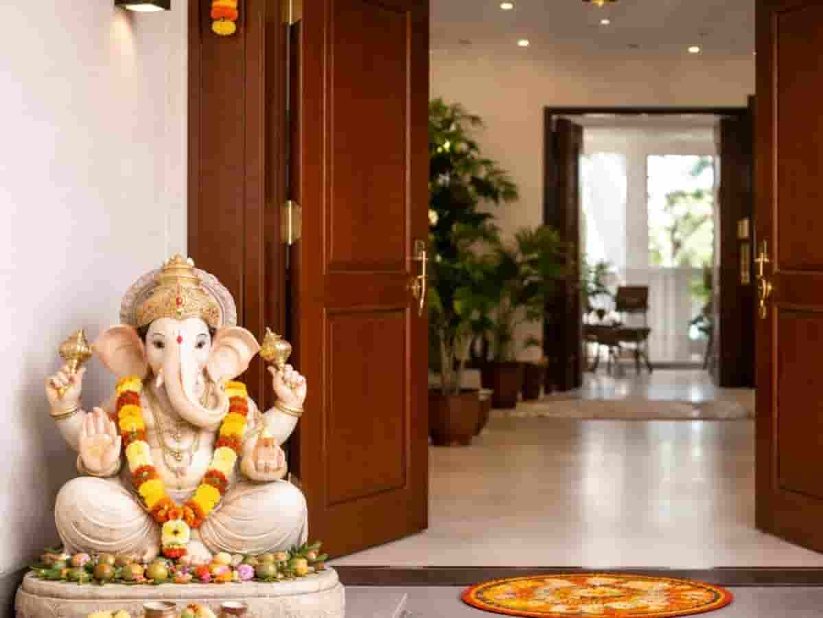 Vastu Tips for New House: 3 लीटर पानी में 30 नींबू निचोड़कर जमीन पर छिड़कें, जानें घर की नींव खोदने से पहले भूमि शोधन के महाउपाय