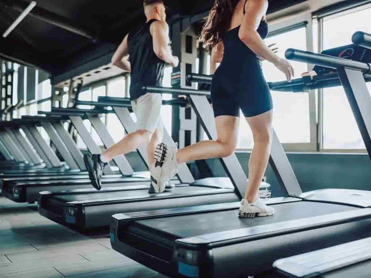 Treadmill History: जिम में जिस ट्रेडमिल पर पसीना बहाते हैं आप, वह फिटनेस के लिए नहीं... बल्कि कैदियों को भयानक दर्द और तड़पाने के लिए बनाई गई थी! जानिए इसका खौफनाक इतिहास