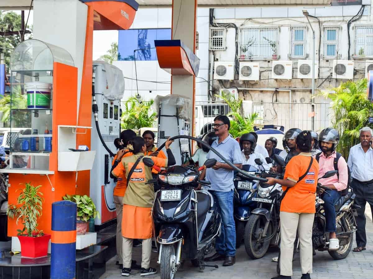 Fuel Demand Hike: मानसून में पेट्रोल-डीजल की बिक्री ने तोड़ा रिकॉर्ड, तेल कंपनियों के नए आंकड़ों ने सबको चौंकाया