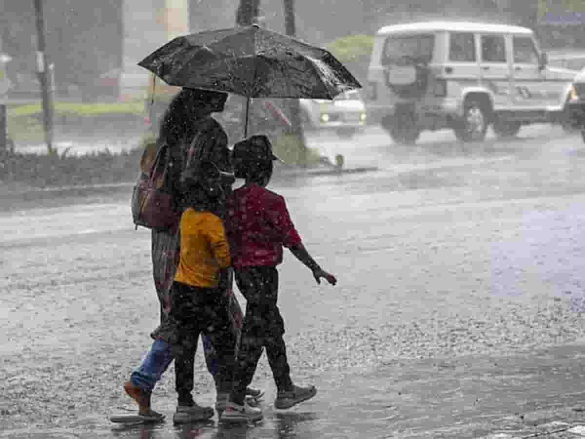 UP Weather Update: जुलाई जाते-जाते यूपी में फिर एक्टिव होगा मानसून, गरज-चमक के साथ मूसलाधार बारिश का येलो अलर्ट