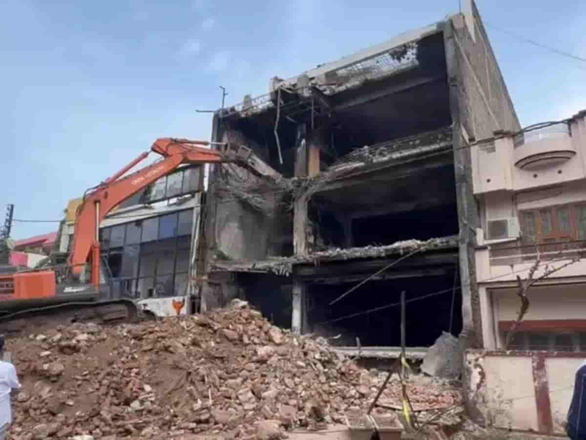 लखनऊ के 'लाक्षागृह' अग्निकांड पर एलडीए का कड़ा रुख: अवैध इमारत को ढहाने में आया 26,14,212 रुपये का खर्च, अब भवन स्वामियों को भेजा जाएगा रिकवरी नोटिस