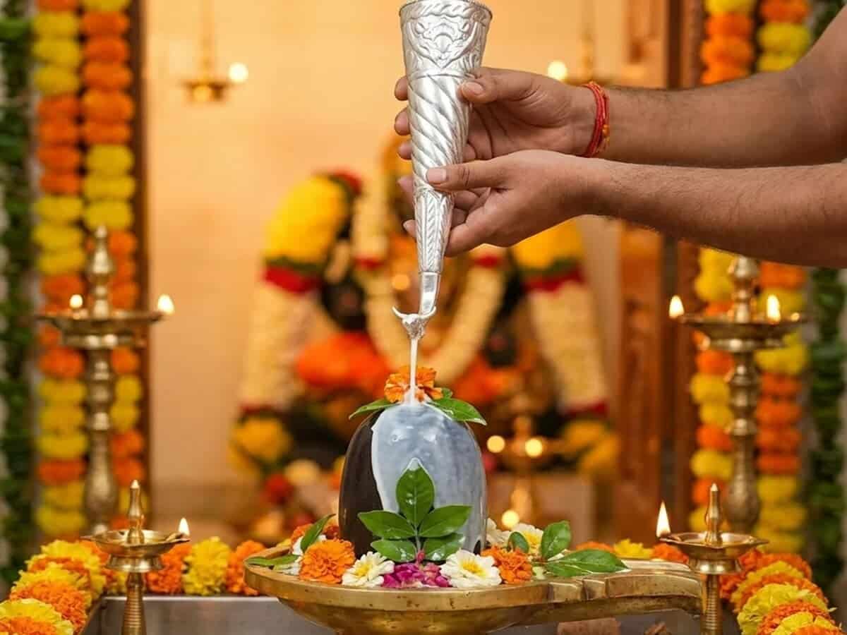 रुद्राभिषेक में 'शृंगी' के बिना अधूरी है भगवान शिव की पूजा? जानें नंदी द्वारा दिए गए इस रहस्यमयी पात्र का महत्व और शिवलिंग पर जल चढ़ाने का अचूक नियम