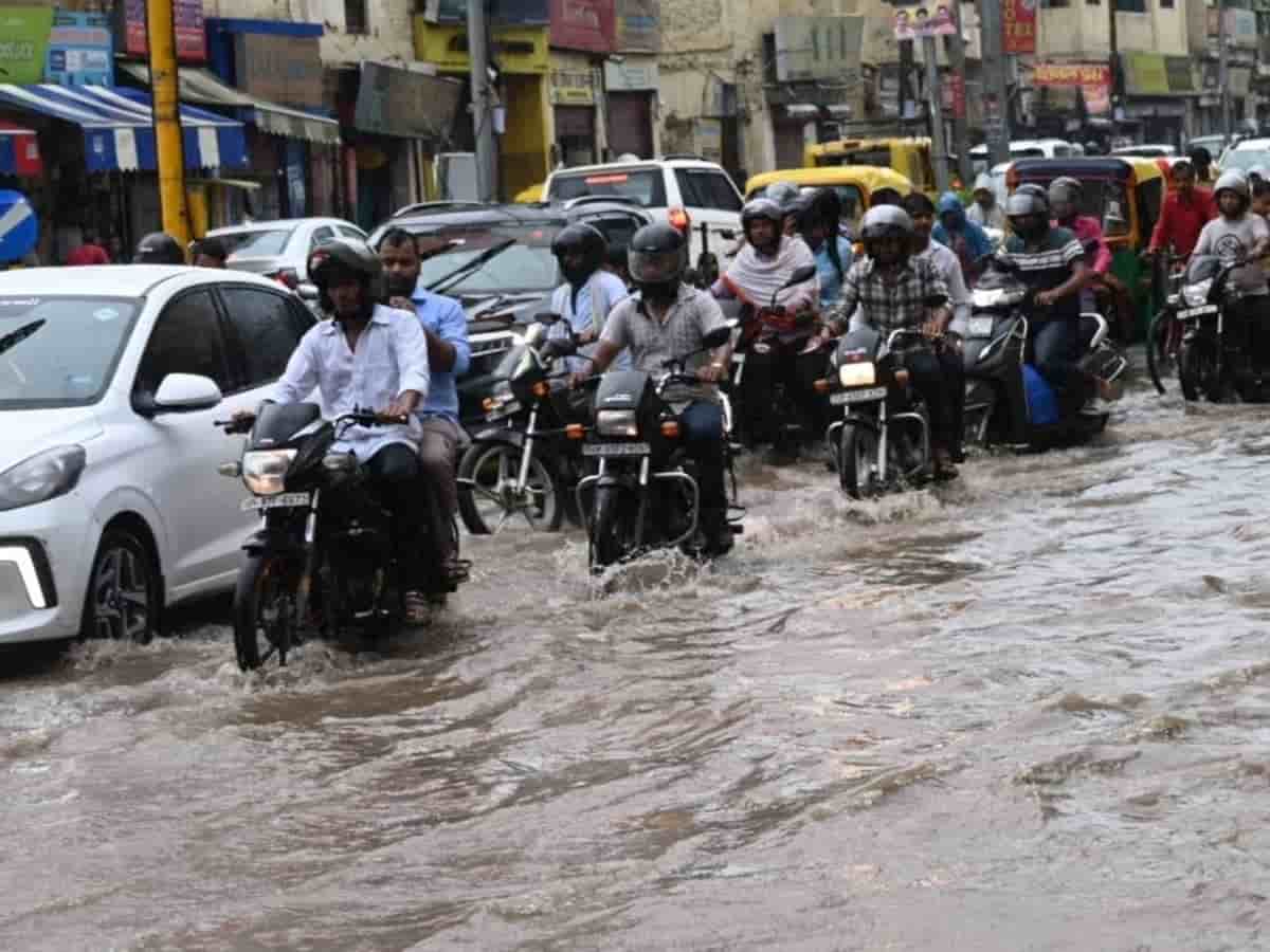उत्तर प्रदेश में बारिश का तांडव: प्रतापगढ़ में 100 साल पुराना मकान ढहने से एक ही परिवार के 6 लोगों समेत 15 की दर्दनाक मौत, कई घायल