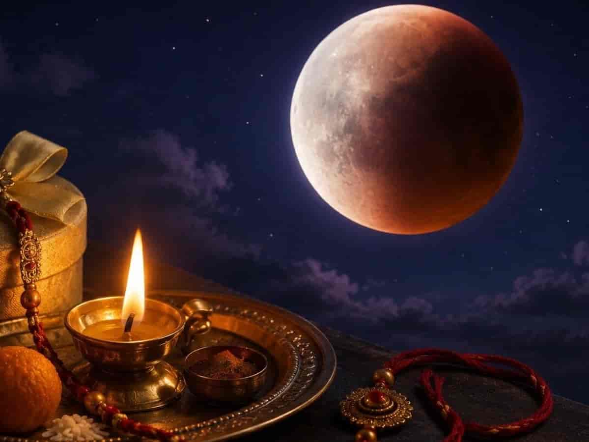 इस बार रक्षाबंधन पर लग रहा आंशिक चंद्रग्रहण, जानें राखी बांधने का सबसे सटीक शुभ मुहूर्त, सूतक काल का समय और राहु-केतु दोष मुक्ति के अचूक मंत्र