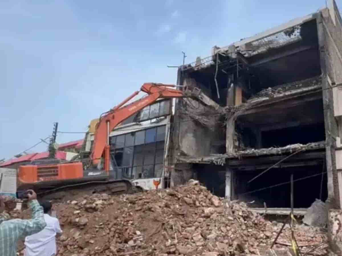 सुप्रीम कोर्ट के कड़े निर्देश के बाद लखनऊ में 101 अवैध इमारतों पर चलेगा बुलडोजर, 17 अगस्त से शुरू होगा महा-अभियान; लिस्ट में पूर्व राज्यपाल, मंत्रियों और रसूखदारों के बहुमंजिला अपार्टमेंट्स शामिल