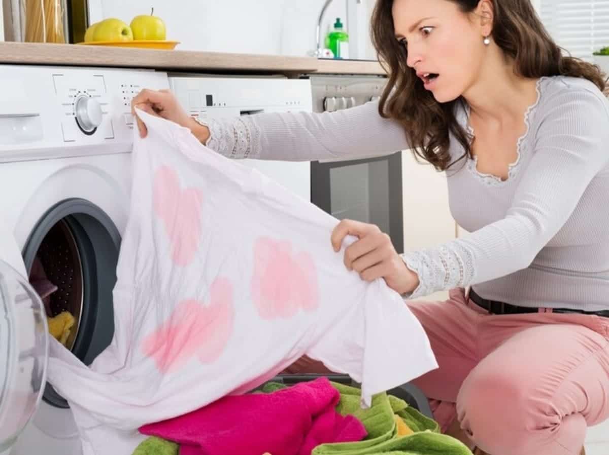 Vastu Tips: क्या आप भी पहनते हैं बिना धुले कपड़े? रोज की ये गलत आदतें लाती हैं दरिद्रता और गंभीर वास्तु दोष