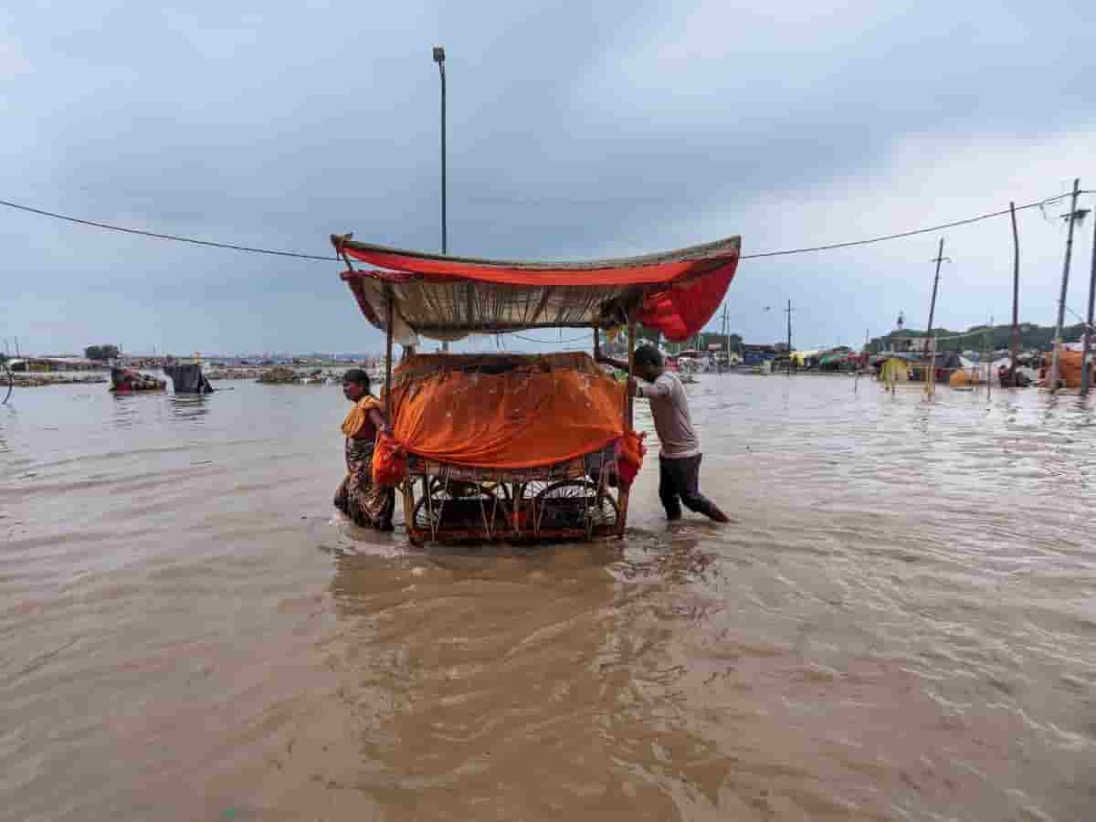 संगम तट डूबा! प्रयागराज में गंगा-यमुना का रौद्र रूप, बड़े हनुमान मंदिर की दहलीज तक पहुंचा बाढ़ का पानी; अलर्ट पर प्रशासन