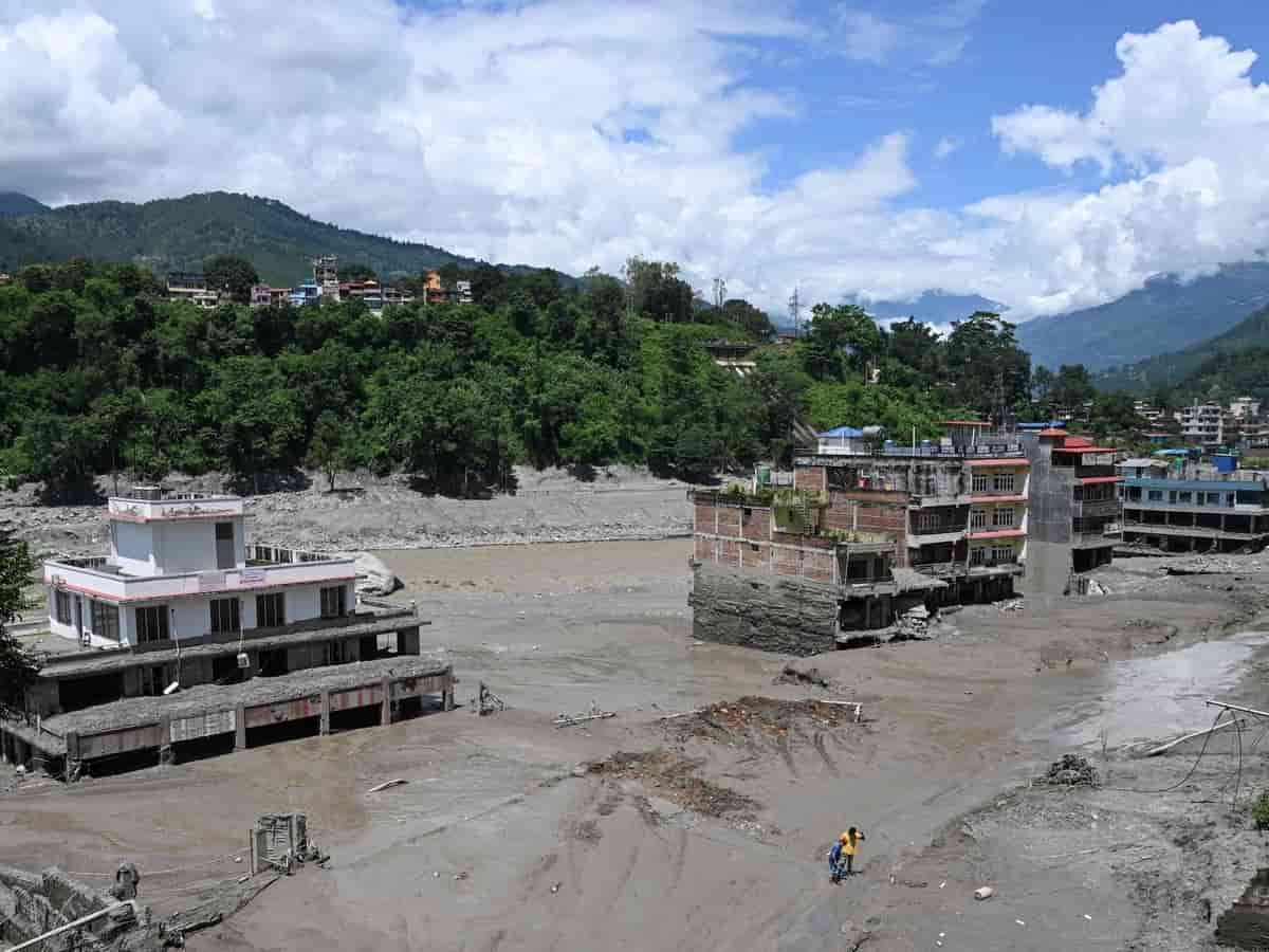 चीन से आ रही नई तबाही? नेपाल-तिब्बत सीमा पर ग्लेशियल झील में खतरनाक ओवरफ्लो शुरू, अगले 72 घंटे बेहद नाजुक; भारत तक हाई अलर्ट