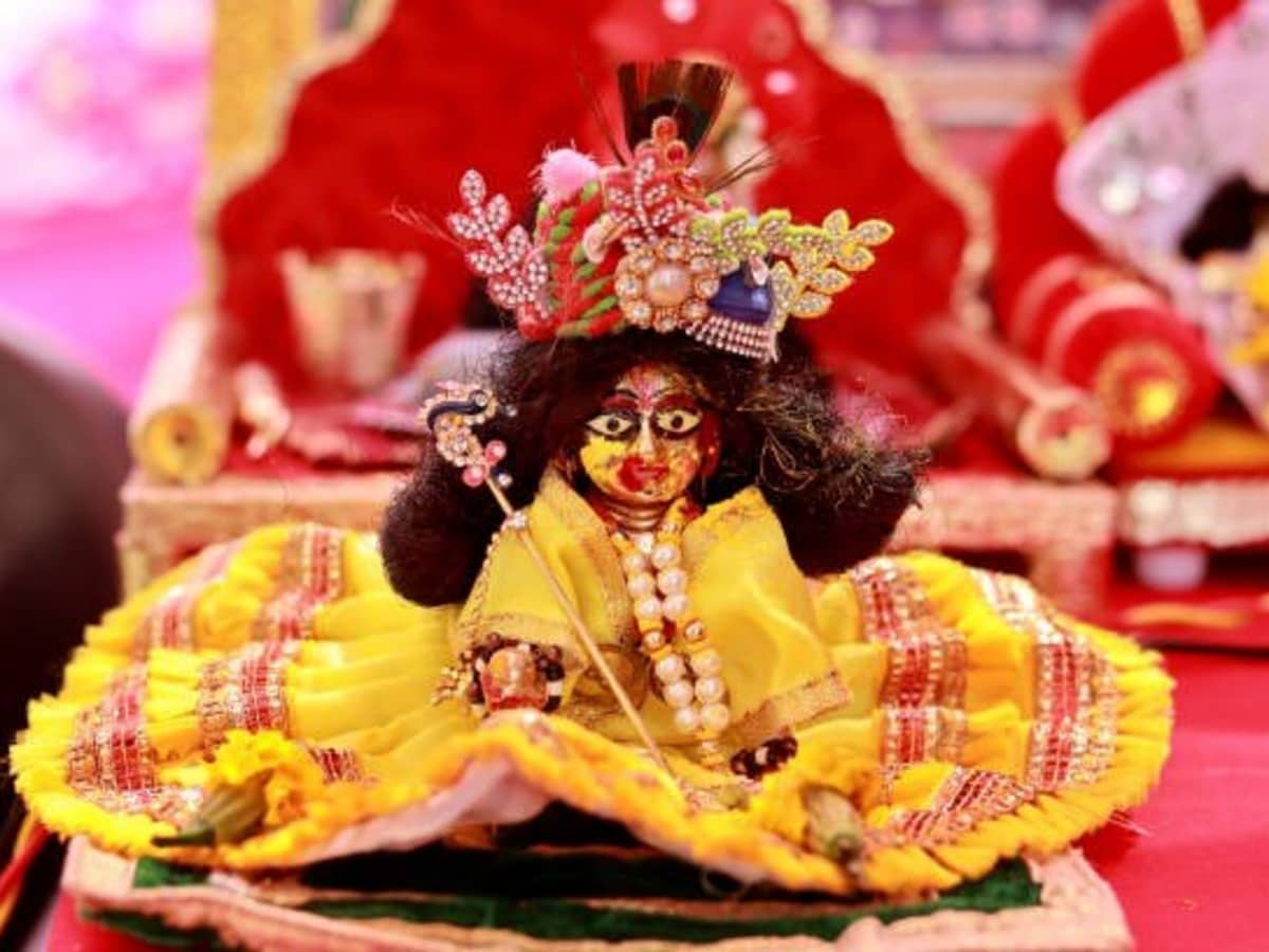 Janmashtami Puja Vidhi: घर पर ऐसे करें बाल गोपाल की सबसे सरल और प्रामाणिक पूजा, जानिए 4 सितंबर को निशीथ काल का सबसे उत्तम शुभ मुहूर्त और संपूर्ण विधि