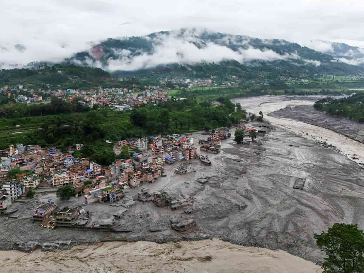 नेपाल में उफनती नदियों और कटे हुए पहाड़ों के बीच कैसे फरिश्ता बनकर बचा रहा है हजारों इंसानी जिंदगियां?