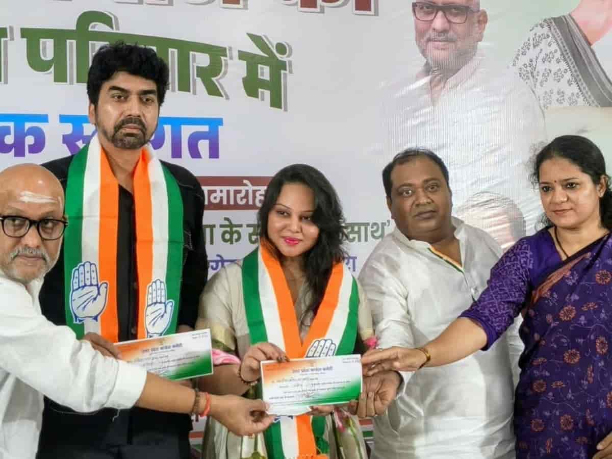 UP Congress: पूर्व IAS राकेश वर्मा और अभिनेत्री जारा खान कांग्रेस में शामिल, अजय राय ने दिलाई सदस्यता