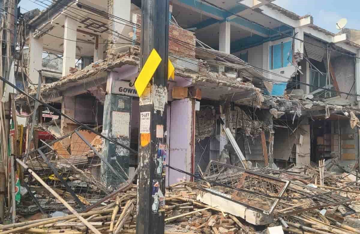 मेरठ के सबसे बड़े सेंट्रल मार्केट पर गरजा बुलडोजर: छावनी में तब्दील हुआ पूरा इलाका, कई दुकानें जमींदोज