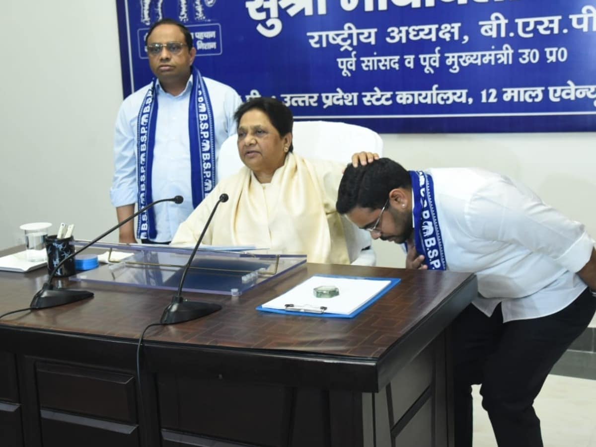 मायावती का बड़ा दांव: आकाश आनंद की विदाई के बाद छोटे भतीजे ईशान आनंद बने बसपा के नए नेशनल कोऑर्डिनेटर