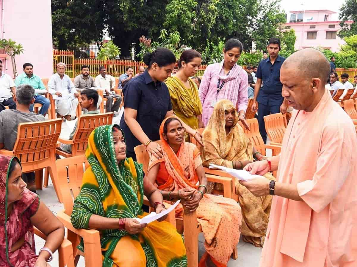 'कब्जामुक्त कराएं जमीन, दबंगों को सिखाएं सबक': जनता दर्शन में शिकायत सुनते ही सख्त हुए CM योगी