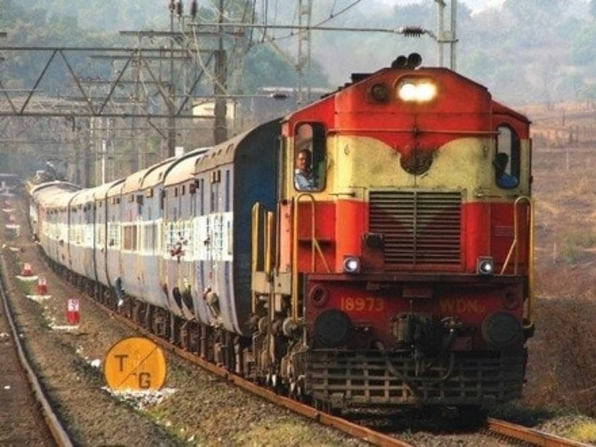 गोरखधाम एक्सप्रेस के जनरल कोच में औचक निरीक्षण करने पहुंचे पूर्वोत्तर रेलवे के GM