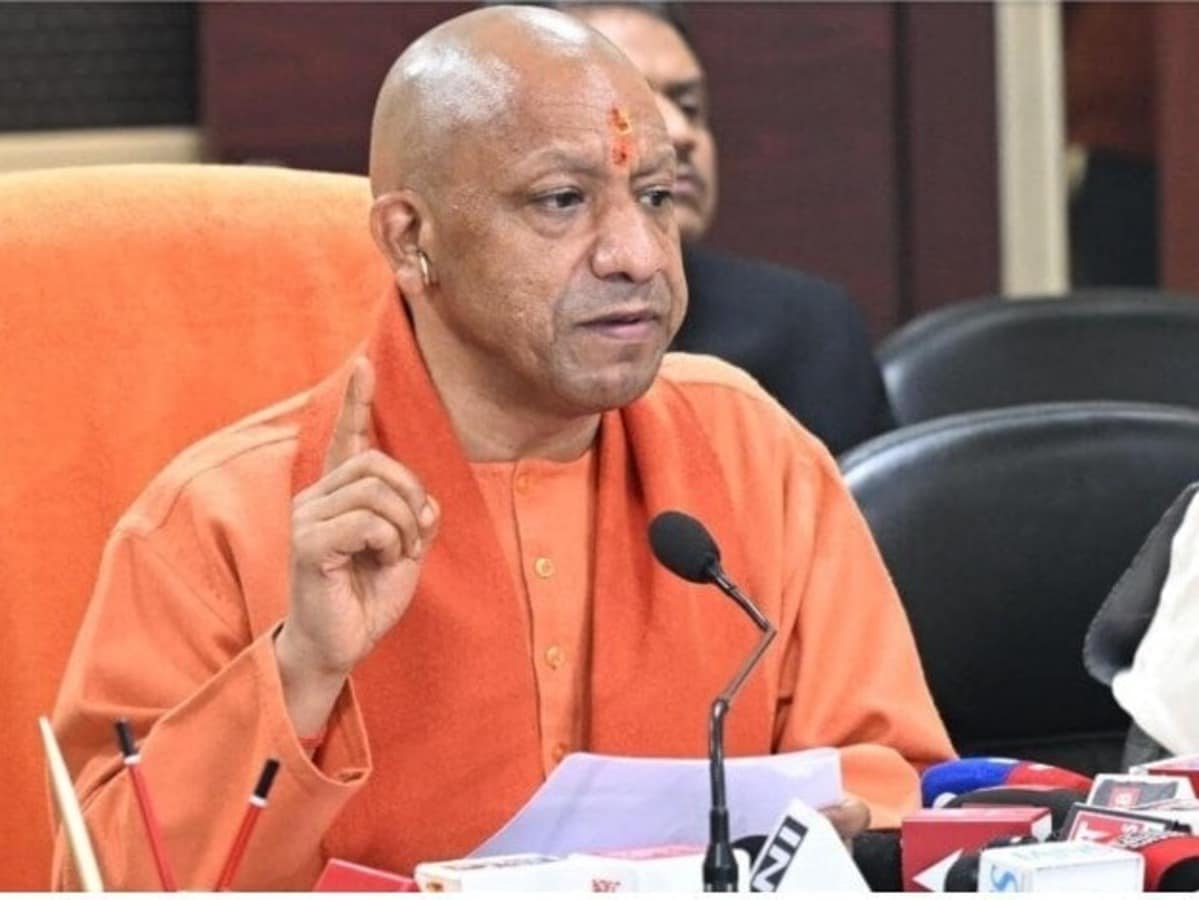 सीएम योगी की अफसरों को दो-टूक: एसी कमरों से निकल फील्ड में उतरें अधिकारी, त्योहारों पर लापरवाही की तो नपेंगे