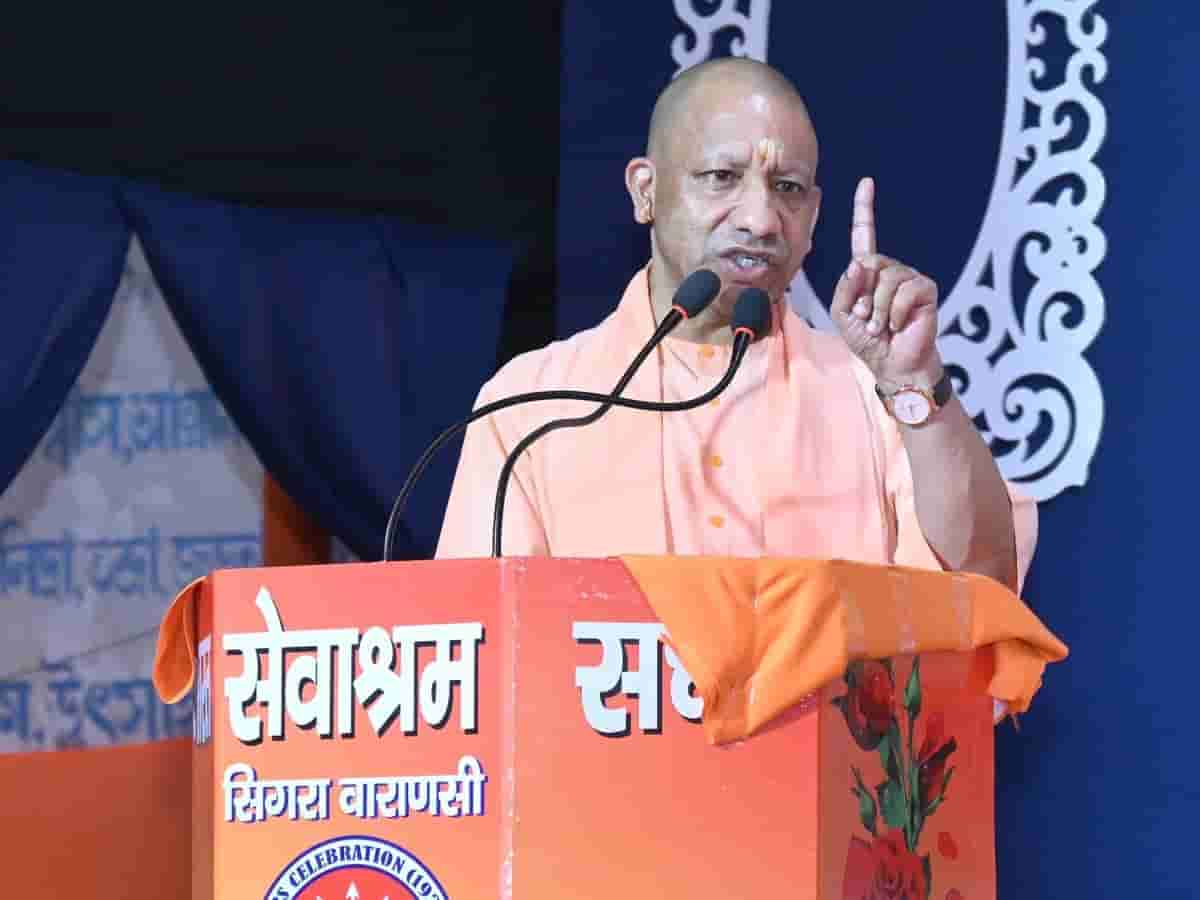 वाराणसी में बोले CM योगी: देश की रक्षा में शस्त्र धारण के लिए भी रहें तैयार, 'शस्त्र सिर्फ पूजन की वस्तु नहीं'