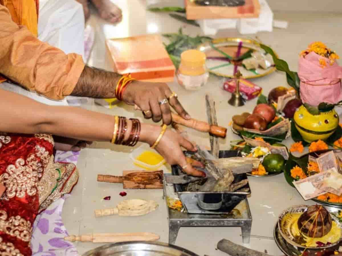 नवरात्रि के बाद कलश की सामग्री और हवन की राख फेंकने की न करें भूल, जानें घर में बरकत और सकारात्मक ऊर्जा लाने वाले अचूक नियम