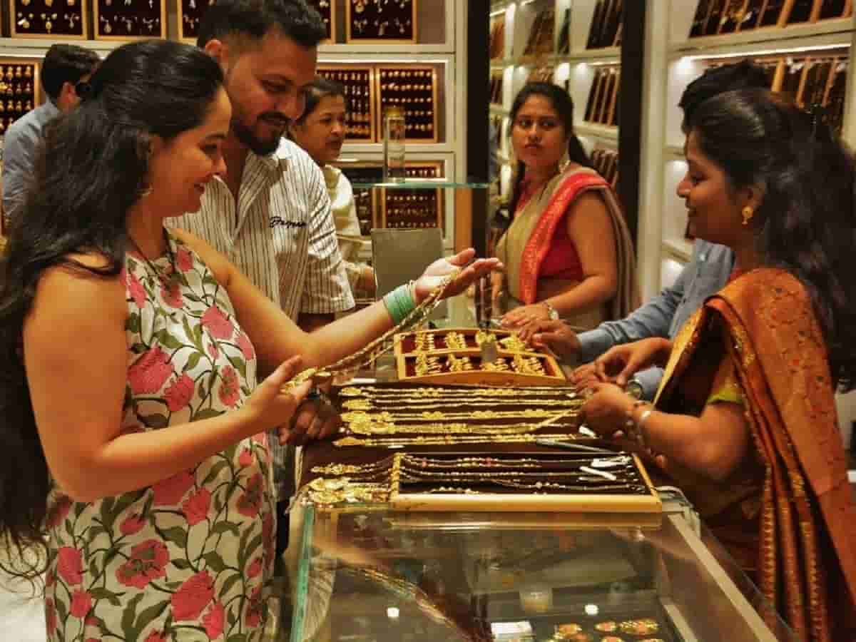 करवा चौथ से पहले सोने-चांदी में भारी गिरावट, सोना ₹2,000 टूटा तो चांदी ₹5,700 हुई सस्ती