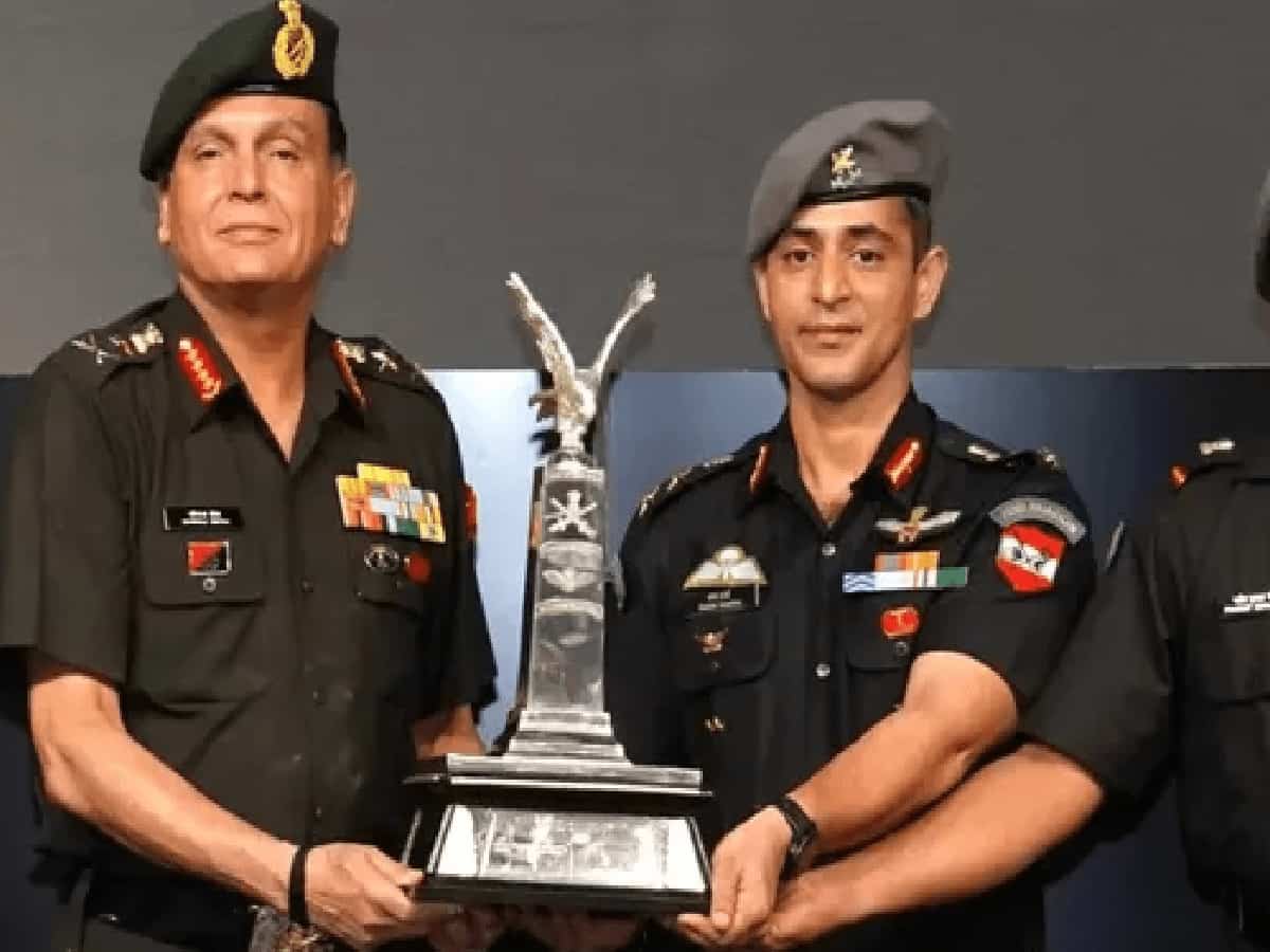 थल सेना प्रमुख जनरल धीरज सेठ ने दो आर्मी एविएशन स्क्वाड्रनों को सौंपी COAS फ्लाइट सेफ्टी ट्रॉफी
