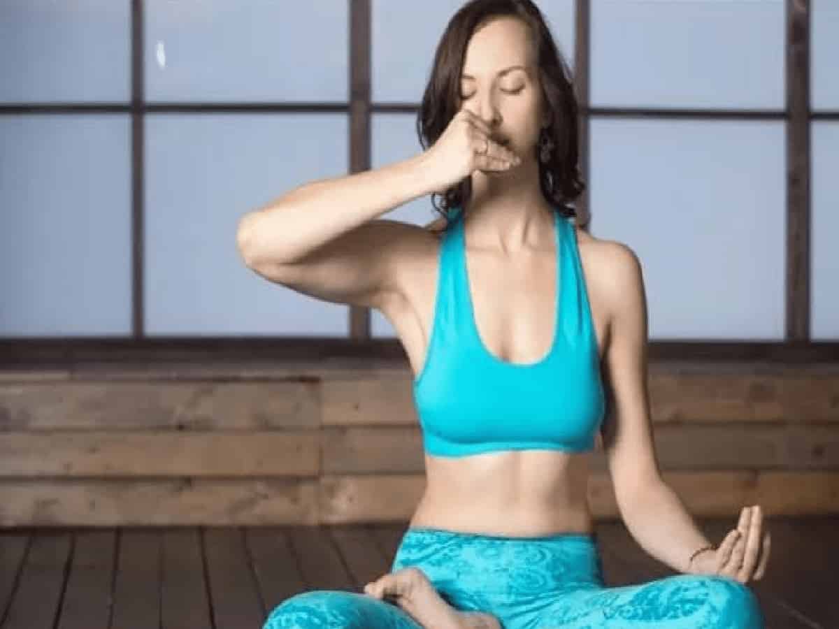 बढ़ते प्रदूषण में जिम या पार्क जाने की नो टेंशन: घर पर ही इन 5 योगासनों से पाएं गजब की फिटनेस